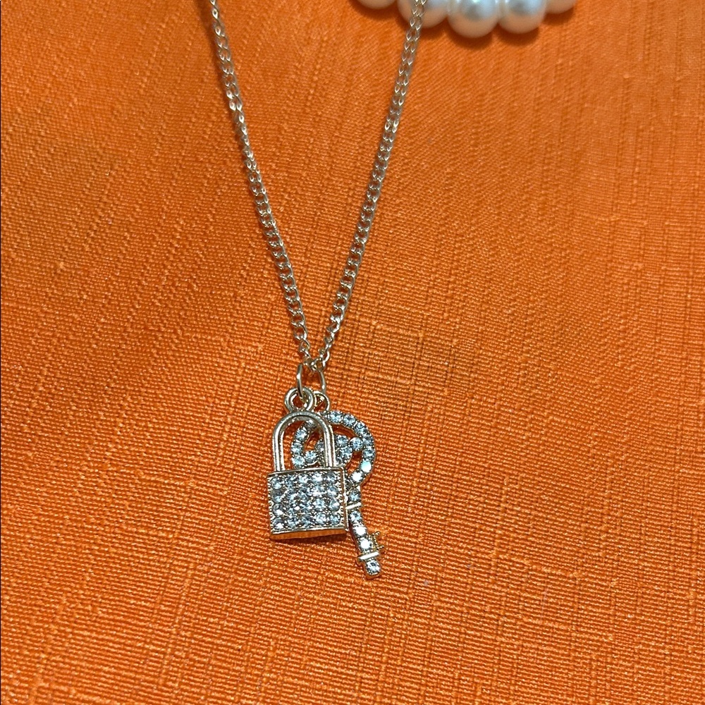 Elegant Pearl and Gold Necklace Set - Picture 3 of 6